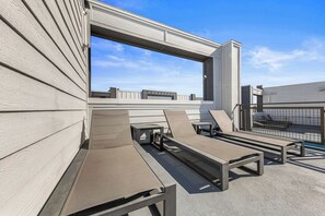 A rooftop terrace with lounge chairs and a pool. - Sleeps 10•Private balcony dining•Near Disney (Kissimmee)