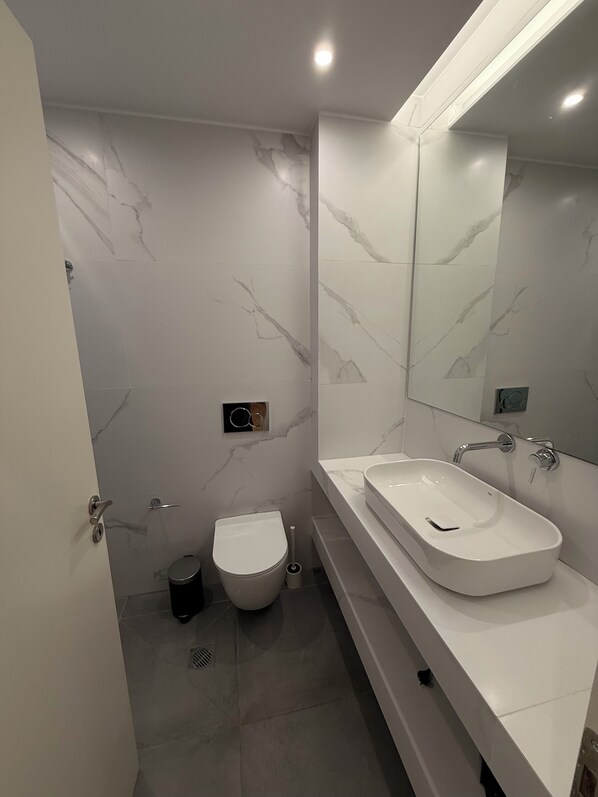 Hair dryer, towels, soap, toilet paper - Core Stay Marousi Fully Renovated Studio (Marousi)