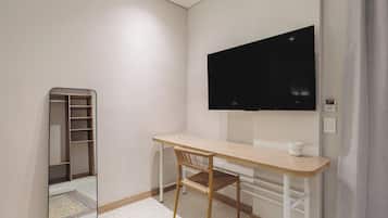 Een kluis op de kamer, een bureau, een laptopwerkplek, gratis wifi