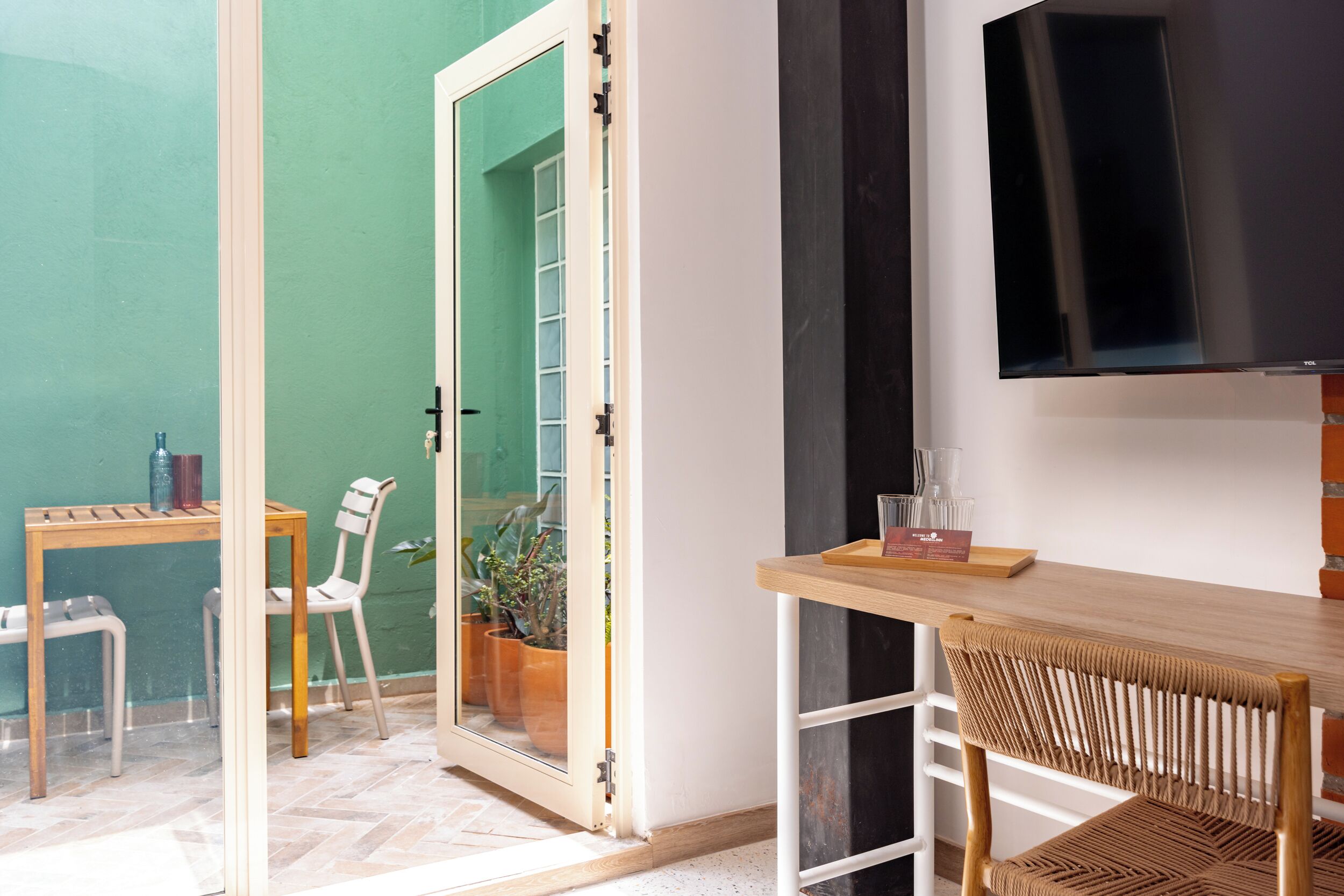 Camera Superior | Una cassaforte in camera, una scrivania, postazione laptop