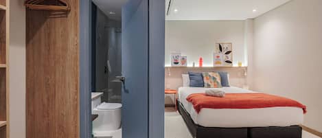 Caja de seguridad en la habitación y escritorio