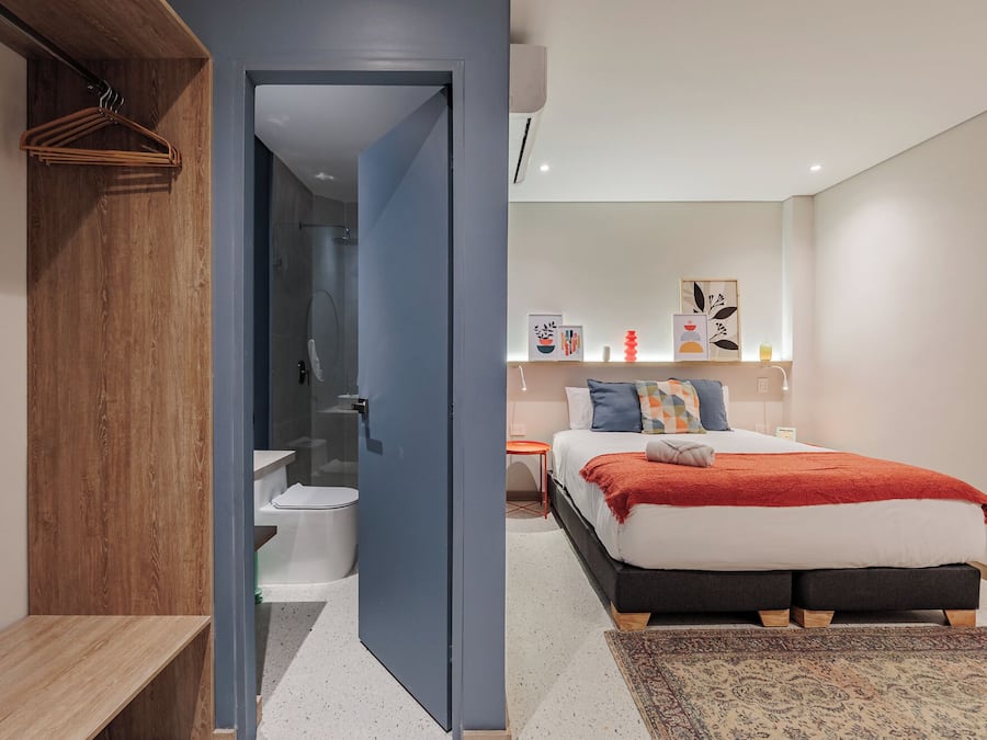 Zimmersafe, Schreibtisch, laptopgeeigneter Arbeitsplatz