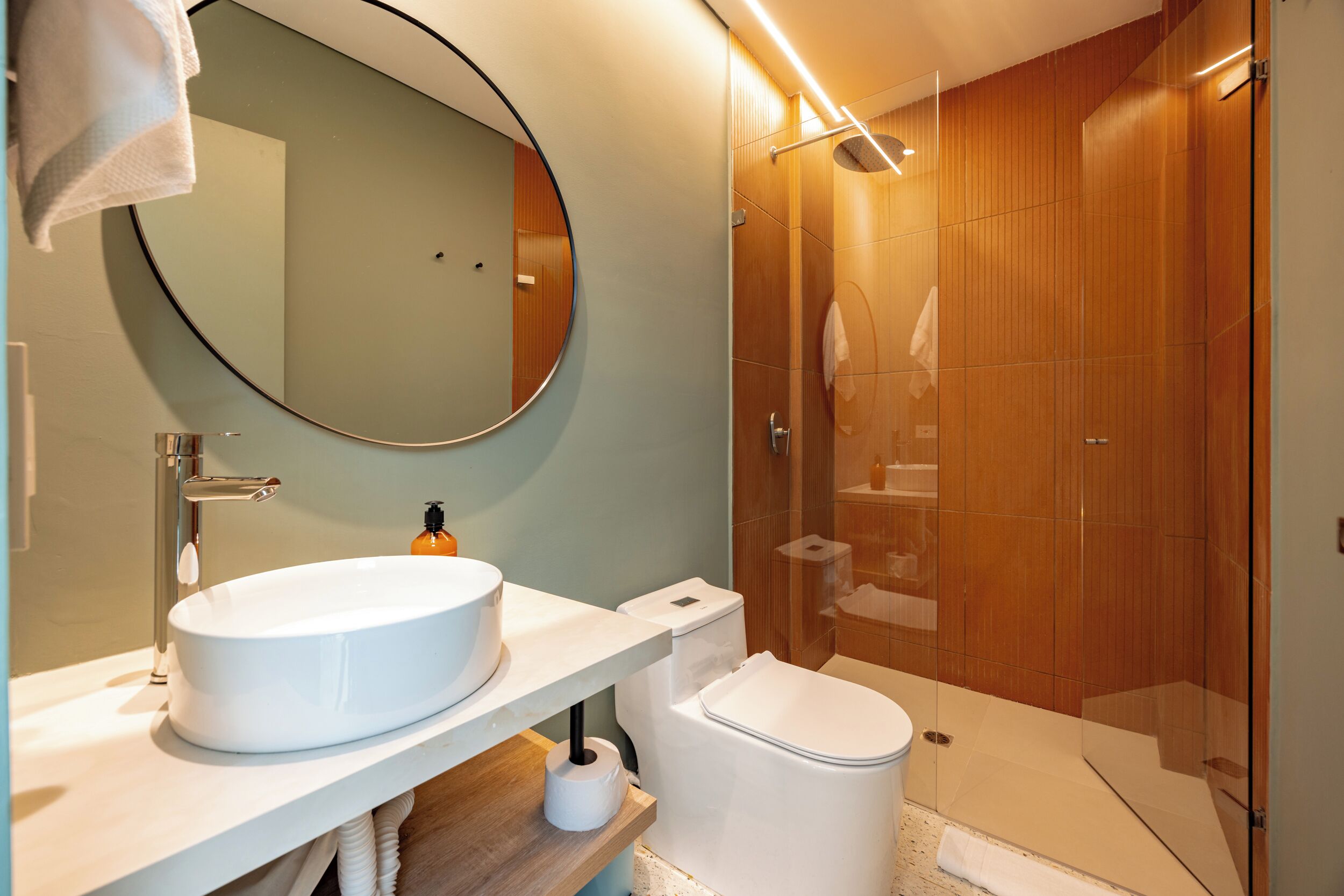 Superior Room | Bathroom | Shower, towels, soap, shampoo