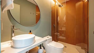 Superior Room | Bathroom | Shower, towels, soap, shampoo