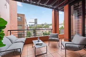 Apartment | Balcony - Bright Surry Hills Flat With Great Balcony & Views (Sydney)
