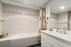 Apartment | Bathroom - Bright Surry Hills Flat With Great Balcony & Views (Sydney)