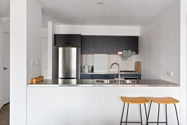 Apartment | Private kitchen - Bright Surry Hills Flat With Great Balcony & Views (Sydney)