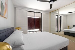 Apartment | 2 bedrooms, bed sheets - Bright Surry Hills Flat With Great Balcony & Views (Sydney)