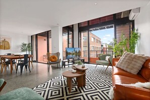 Apartment | Living area - Bright Surry Hills Flat With Great Balcony & Views (Sydney)