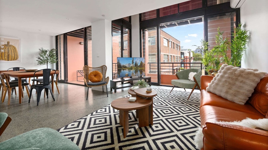 Bright Surry Hills Flat With Great Balcony & Views