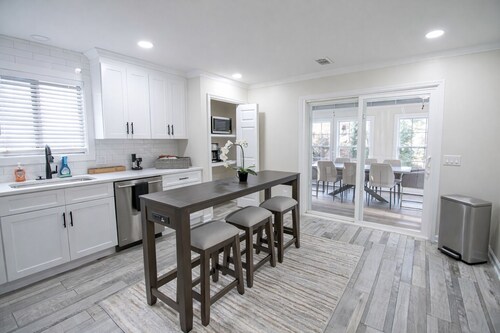Sandy Springs Spacious 3 Bedroom, 2 Bath | 2 King Beds | Central Location