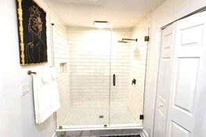 Shower, hair dryer, towels - Spacious Sandy Springs Home | 4BDR Near Buckhead (Atlanta)