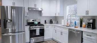 Sandy Springs Spacious 3 Bedroom, 2 Bath | 2 King Beds | Central Location