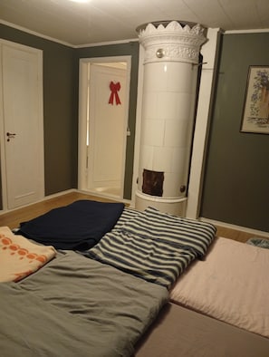 2 bedrooms, internet, bed sheets