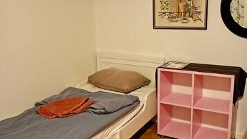 2 bedrooms, internet, bed sheets