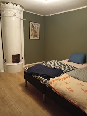 2 bedrooms, internet, bed sheets