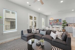 Living area - Priv 3BR + 4BA Home w/ Movie Room & FREE Parking (Houston)
