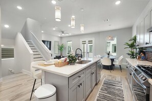 Private kitchen - Priv 3BR + 4BA Home w/ Movie Room & FREE Parking (Houston)