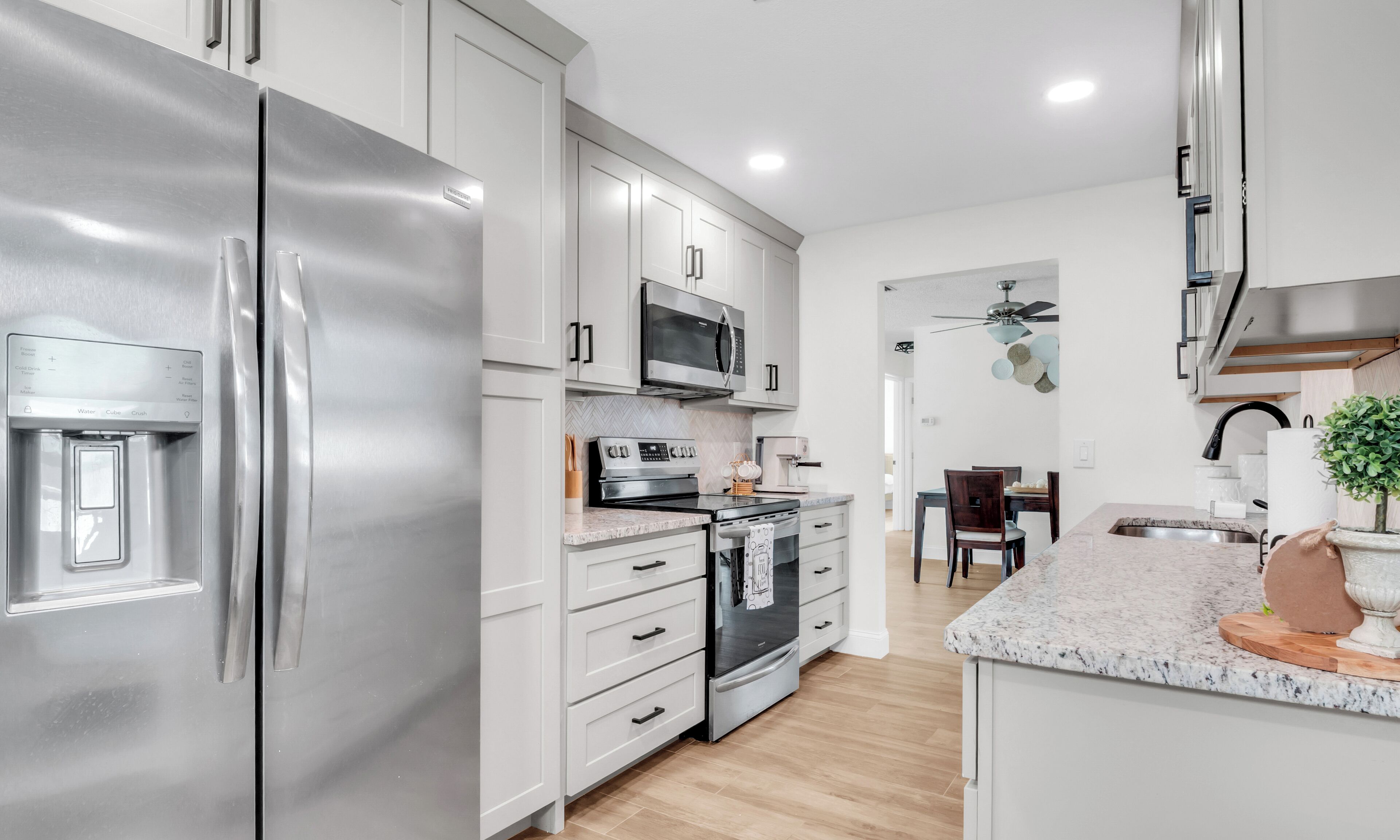 冷蔵庫、電子レンジ、オーブン、コンロ