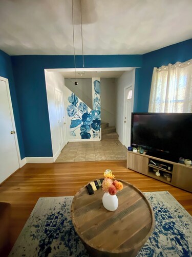 2 bedroom condo walking distance to downtown, free parking