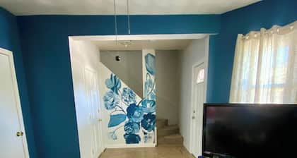 2 bedroom condo walking distance to downtown, free parking