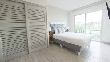 Een strijkplank/strijkijzer, wifi, beddengoed