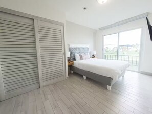 Tabla de planchar con plancha, wifi y ropa de cama 