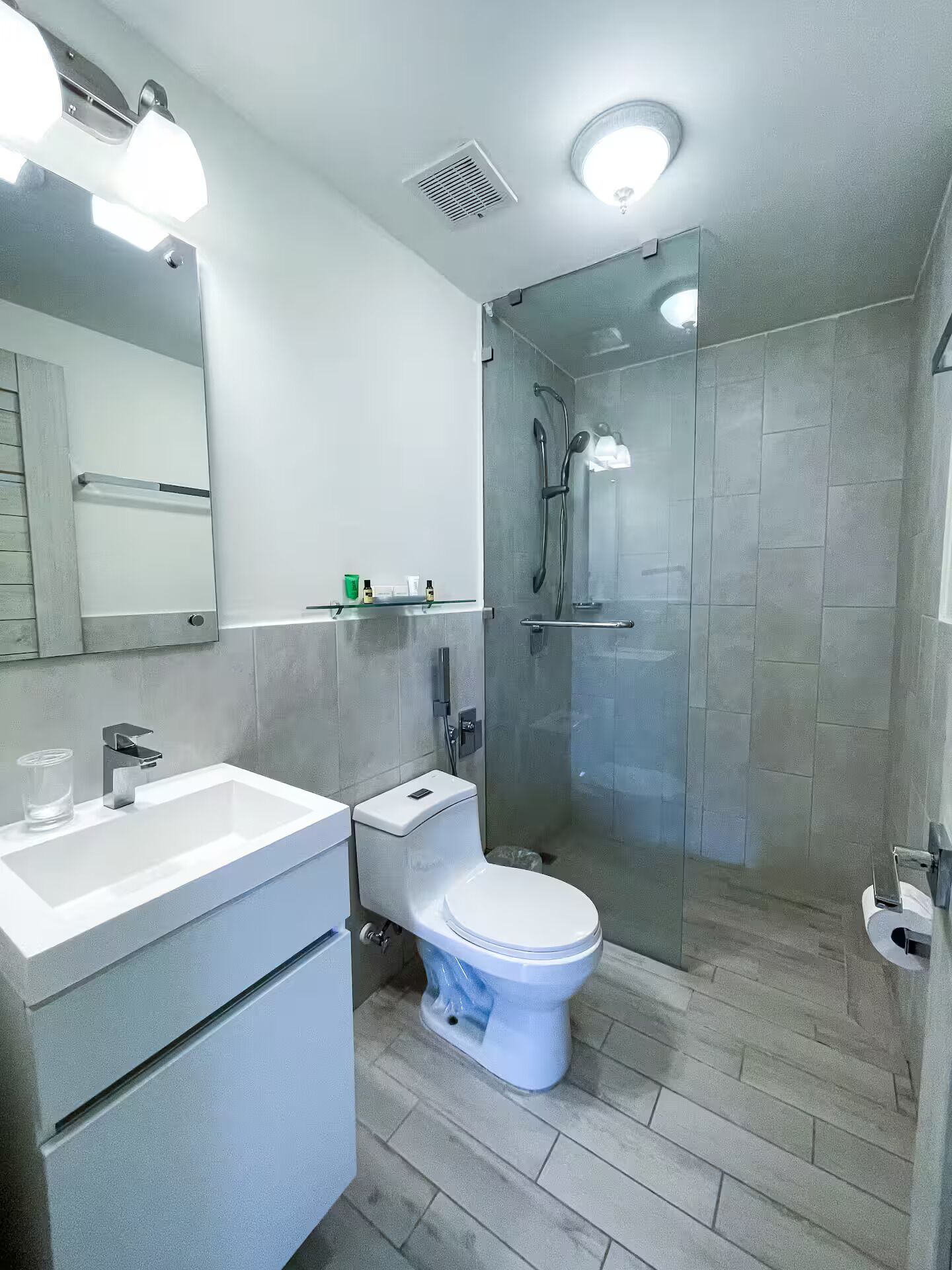 Een douche, een haardroger, handdoeken, zeep