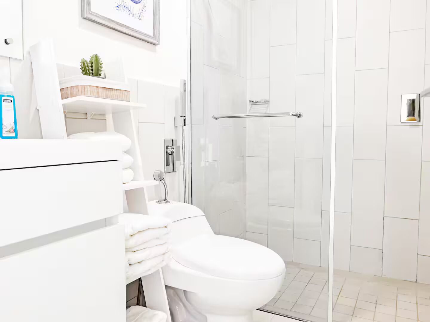 Douche, sèche-cheveux, serviettes fournies, savon