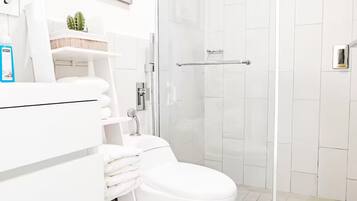 Douche, sèche-cheveux, serviettes fournies, savon