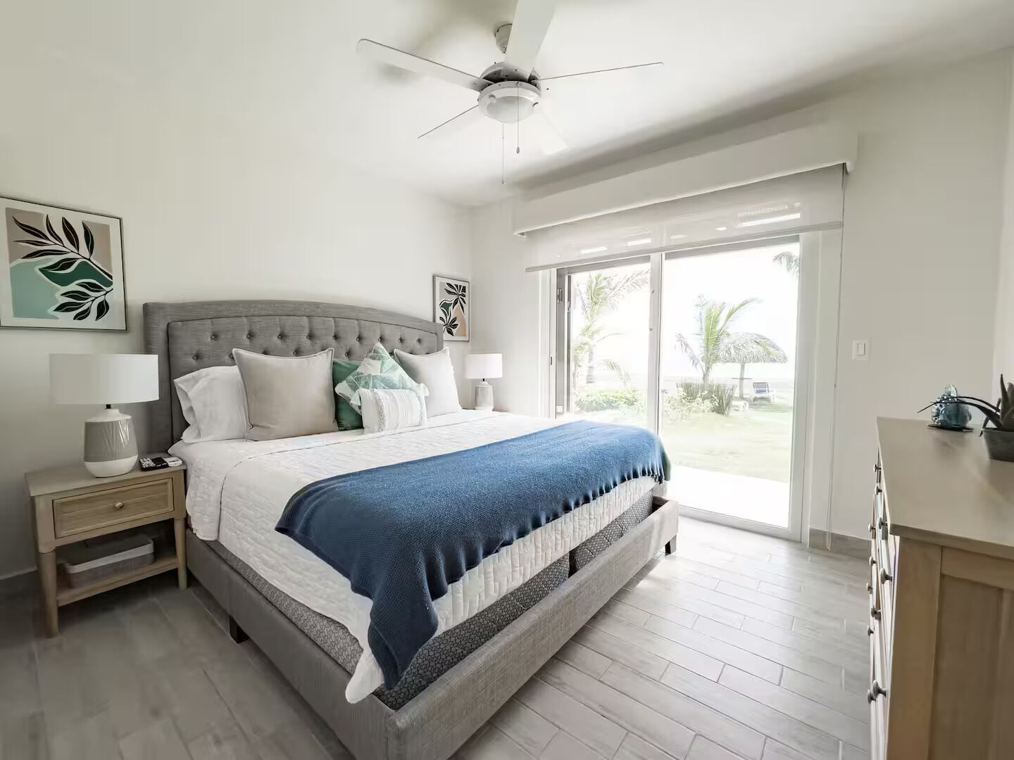 Tabla de planchar con plancha, wifi y ropa de cama 