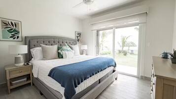 Tabla de planchar con plancha, wifi y ropa de cama