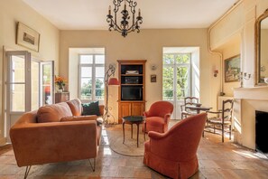 TV, ping pong, books - Le Clos de la Cisse - Semi-troglodyte house (Nazelles-Négron)