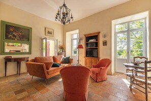 TV, ping pong, books - Le Clos de la Cisse - Semi-troglodyte house (Nazelles-Négron)