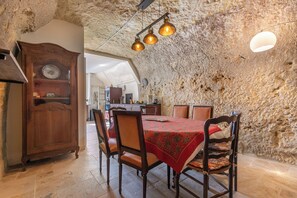 Dining - Le Clos de la Cisse - Semi-troglodyte house (Nazelles-Négron)
