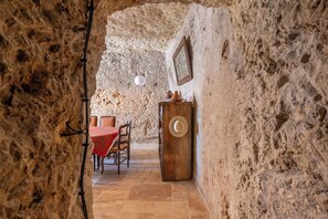 Interior - Le Clos de la Cisse - Semi-troglodyte house (Nazelles-Négron)