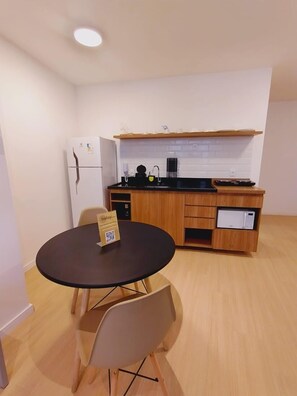 Refrigerador, microondas, cafetera y tetera y utensilios de cocina 