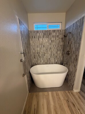 Hair dryer, soap, toilet paper - Seneic  2-bedroom house with AC 20 minutes from Mt Rose Ski Resort (Reno)