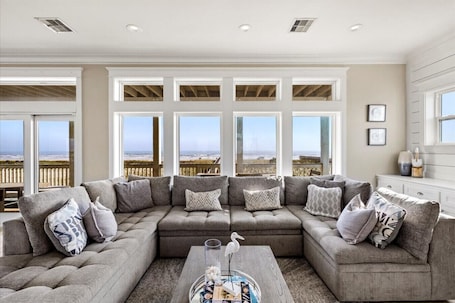 TV. Beachfront Home- Hot Tub & Private Walkover
