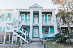 Exterior - Downtown Delight- Close to Stand/Cruise Terminals (Galveston)