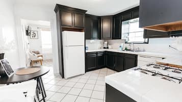 Frigorífico, microondas, placa de cocina y cafetera o tetera