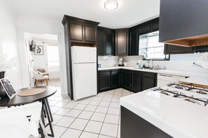 Frigorífico, microondas, placa de cocina y cafetera o tetera