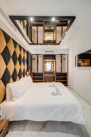 Desk, iron/ironing board, travel cot, WiFi - Official Mercury Suite: Stylish Modern Home w/WIFI (St. Julian`s)