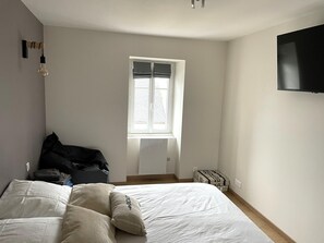 House | 3 bedrooms, individually furnished, bed sheets - Guerlesquin Village House With Garden (Guerlesquin)