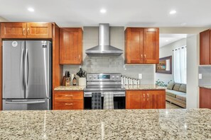 Private kitchen - 6 Bedroom House in Berrien Springs with Sauna – Large Group Friendly (Berrien Springs)