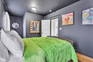 Een strijkplank/strijkijzer, wifi, beddengoed