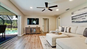 Smart TV, table football - 10 Beds Sleeps 14 + Private Heated Pool + Close to Beaches, IMG, Lakewood Ranch (Sarasota)