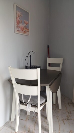 Comfort tweepersoonskamer, gedeeltelijk uitzicht op zee | Privékeuken