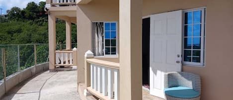 Chambre Double Confort pour 1 personne, vue partielle sur la mer | Terrasse/Patio