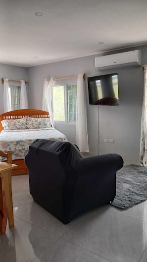 Estudio clásico, balcón, vistas al mar | Zona de estar | Smart TV de 55 pulgadas con canales digitales, servicios de streaming